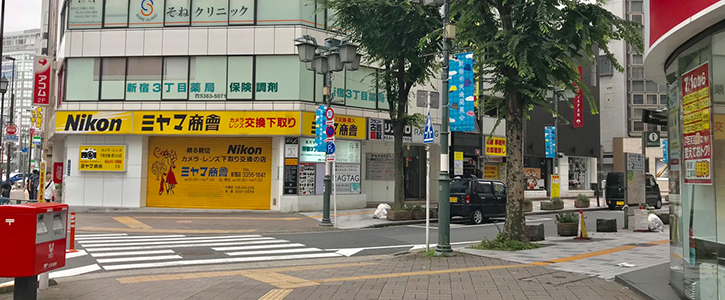 2 さらに10ｍほど進み、「ミヤマ商會」という黄色い看板のカメラ店を左手に見ながら右の路地に進みます。